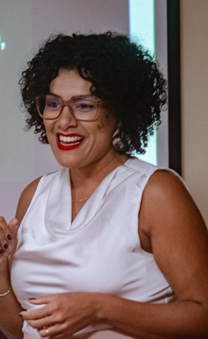 Darlene Gonçalves durante uma apresentação sobre saúde capilar